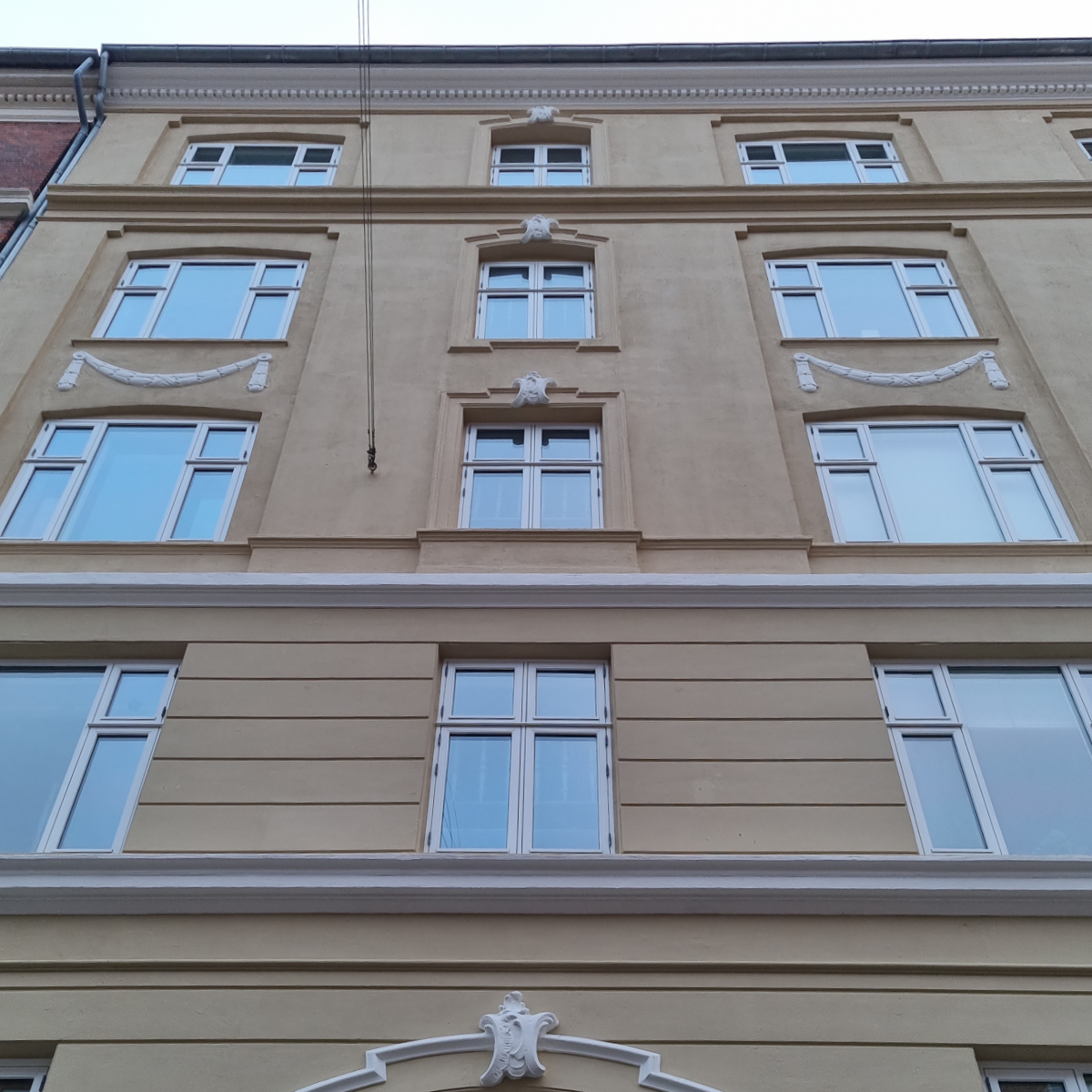 Et billede af en ældre Københavner ejendom, med nypudset facade