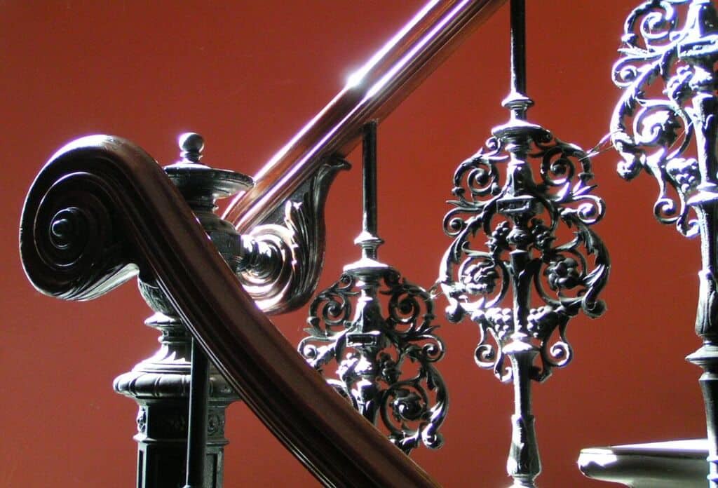Gelænder, smukt ornamenteret.